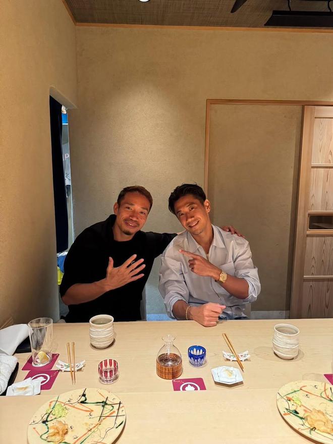 長(cháng)友佑都、香川真司共進(jìn)晚餐，傳奇合影