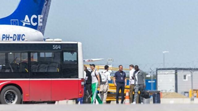 圖片報：拜仁14人歸隊備戰霍村，明日啟程。