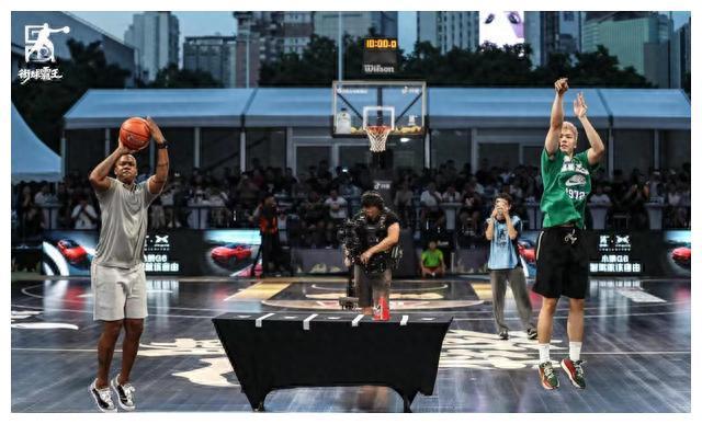 7月26日晚，NBL常規賽進(jìn)行了第十輪的角逐。參賽的兩支安徽球隊同時(shí)告捷，安徽文一主場(chǎng)以114:85輕取江西贛馳，合肥狂風(fēng)客場(chǎng)經(jīng)過(guò)加時(shí)賽以117:111戰勝武漢錕鵬。